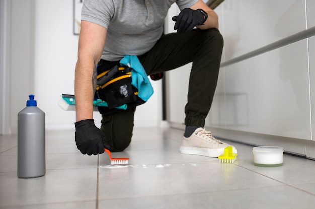 Free photo man doing professional home cleaning service