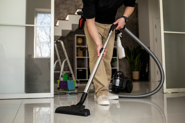 Free photo man doing professional home cleaning service