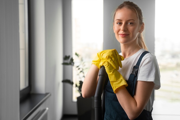 Foto grátis mulher de tiro médio limpando dentro de casa