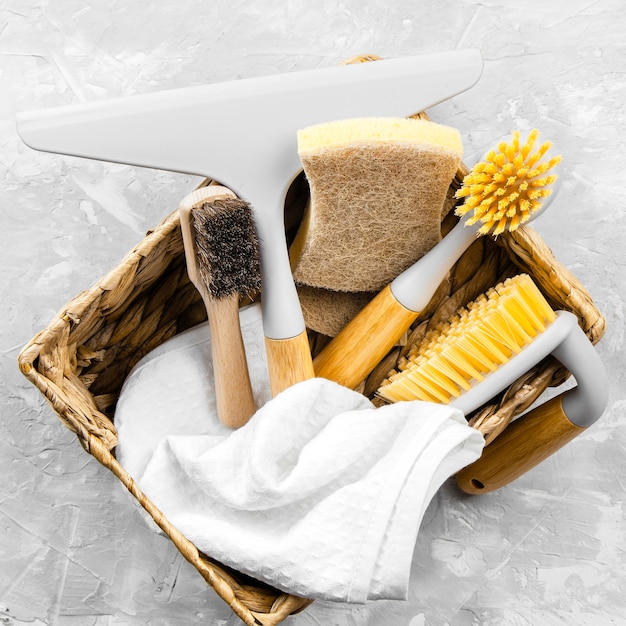 Foto grátis vista superior de produtos de limpeza ecológicos na cesta