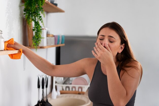 Photo woman suffering from cleaning substance allergy
